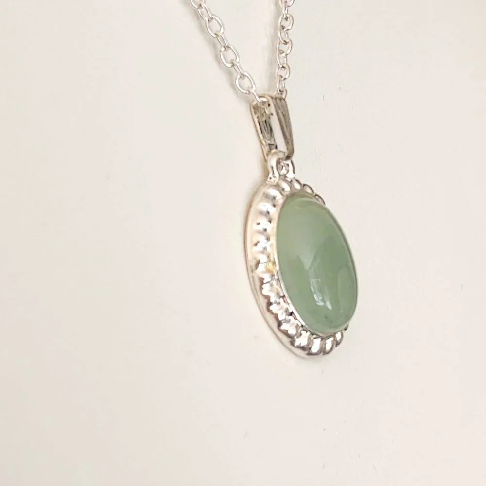 Silver necklace with pale green stone pendant - Picture 4 of 10